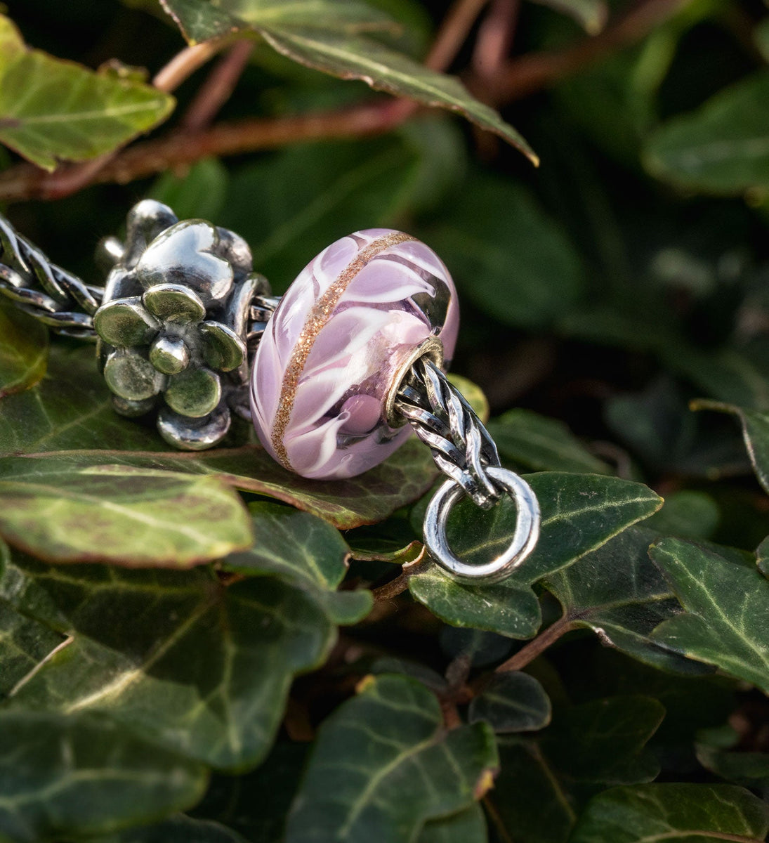 Trollbeads Hjerte i fuldt flor sølvkugle & Lavendel kærlighed glas kugle på blade