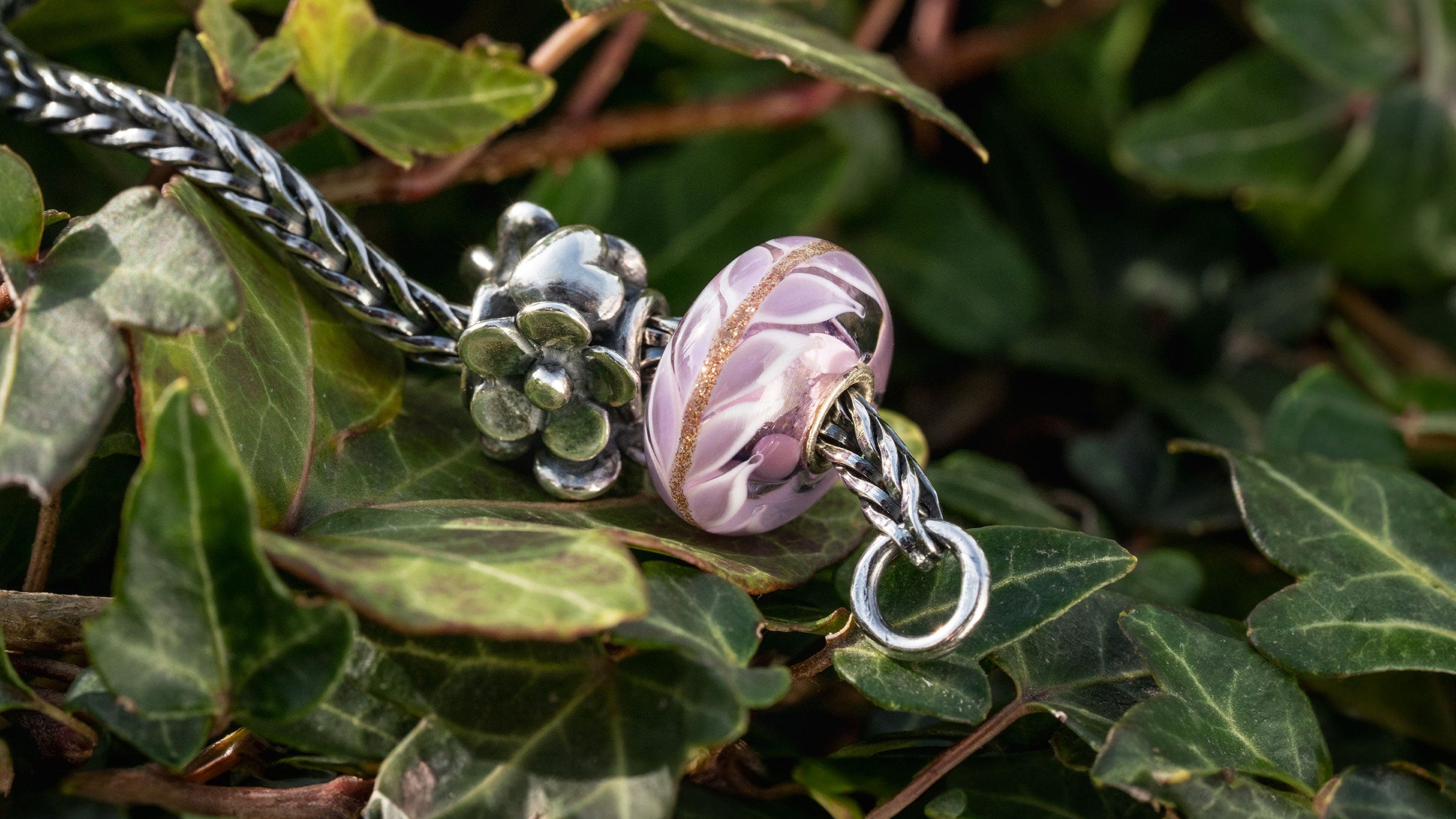 Trollbeads Hjerte i fuldt flor sølvkugle & Lavendel kærlighed glas kugle på blade