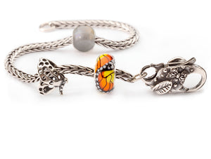 Sterling sølv Trollbeads rævehale armbånd med rund labradorit, en sølv sommerfugl, orange og gul monarksommerfugl kugle i glas og en sommerfugle lås