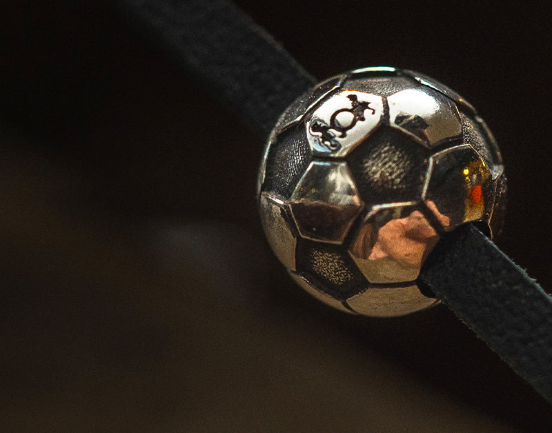 Trollbeads sølv fodbold glæde kugle på en lædersnor