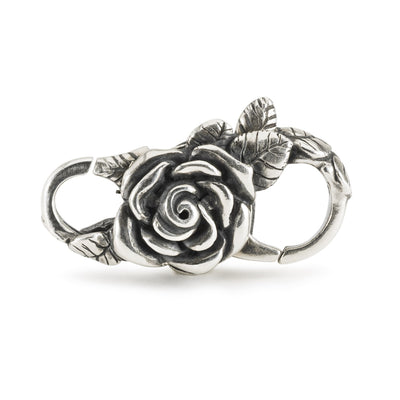 En smuk og elegant lås med et rose-design i sølv, tilføjer et sidste touch til dit armbånd og sikrer det med stil.