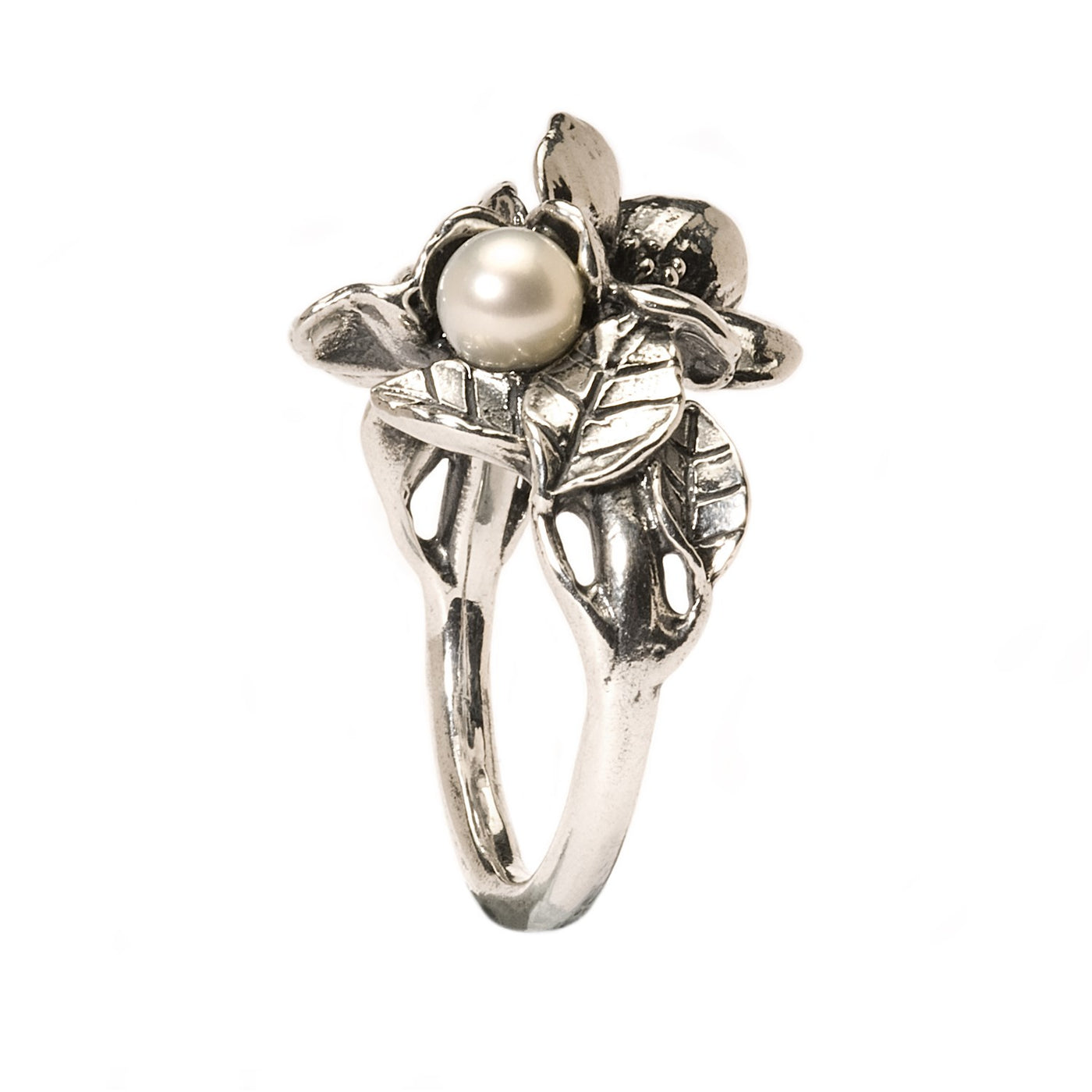 Hvidtjørn ring med hvid perle, der har et smukt design af hvidtjørneblade lavet af sølv og en betagende perleaccent, der tilføjer et strejf af elegance til din smykkesamling.