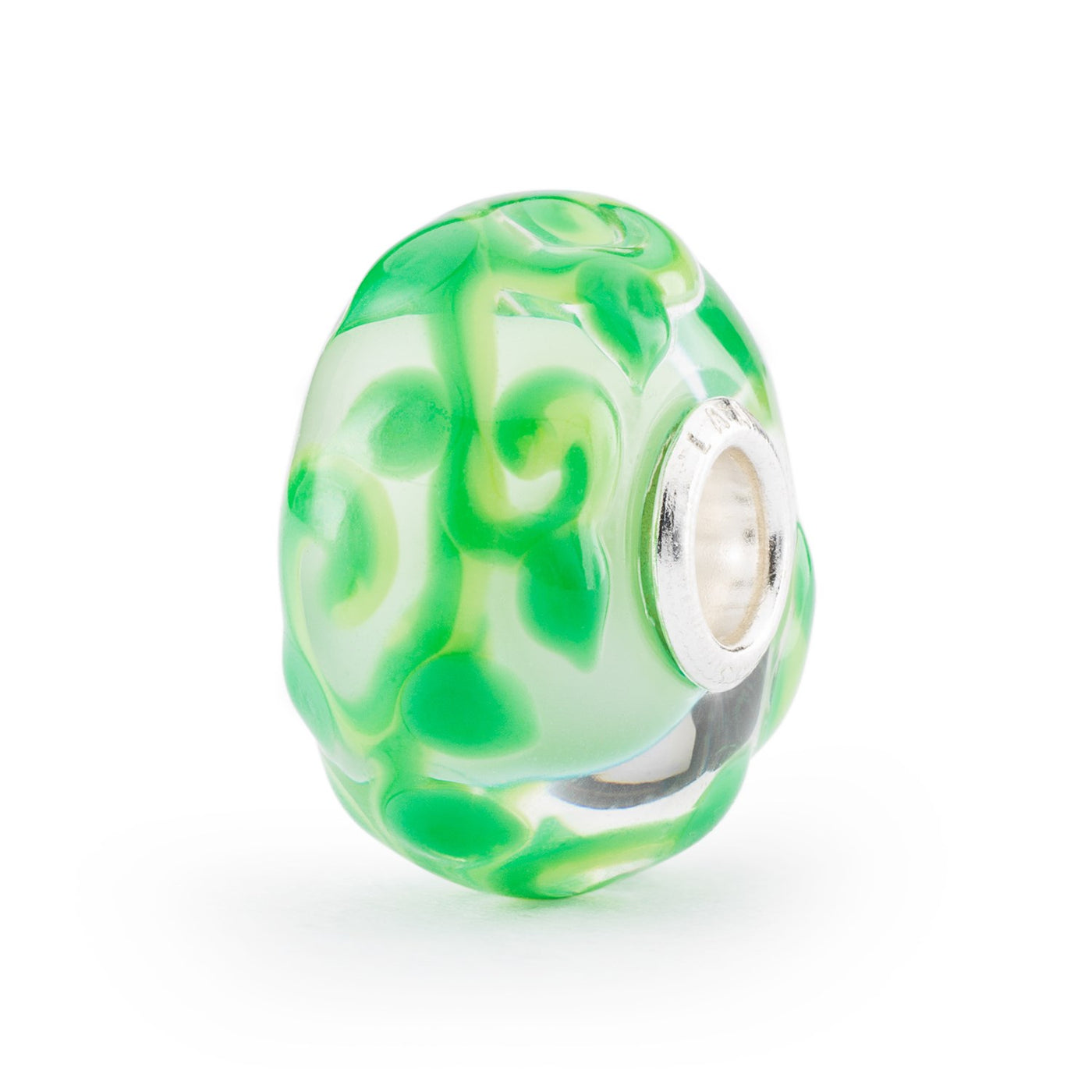 En smuk glaskugle med en fortryllende design, der minder om en magisk bønne, med et swirl-design i grøn.