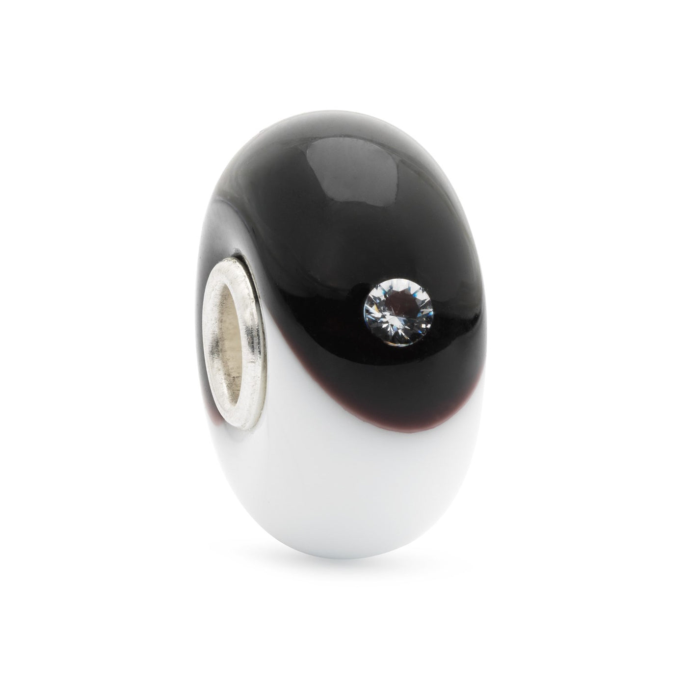 Perfekt Balance kugle er lavet af glas og har to indlejrede cirkler i hvidt og sort, der symboliserer balance og harmoni, og to zirkoner på hver side.