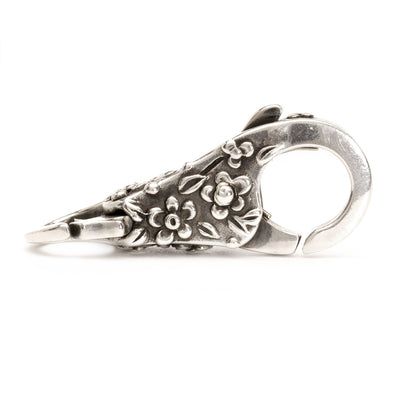 Sølv Blonde lås med et fint blomsterdesign, bruges til at fastgøre et armbånd eller en halskæde med elegance.
