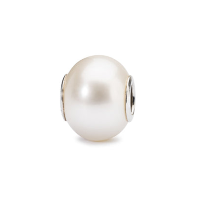 Hvid perle - en rund, glat og blank perle med et klassisk design og en indre sølvkerne, der er perfekt til at skabe et sofistikeret look.