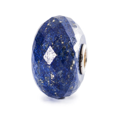 Lapis lazuli kugle med facetteret skæring, dybblå farve og gylden glans, der tilføjer et strejf af rigdom og elegance til dit smykke.