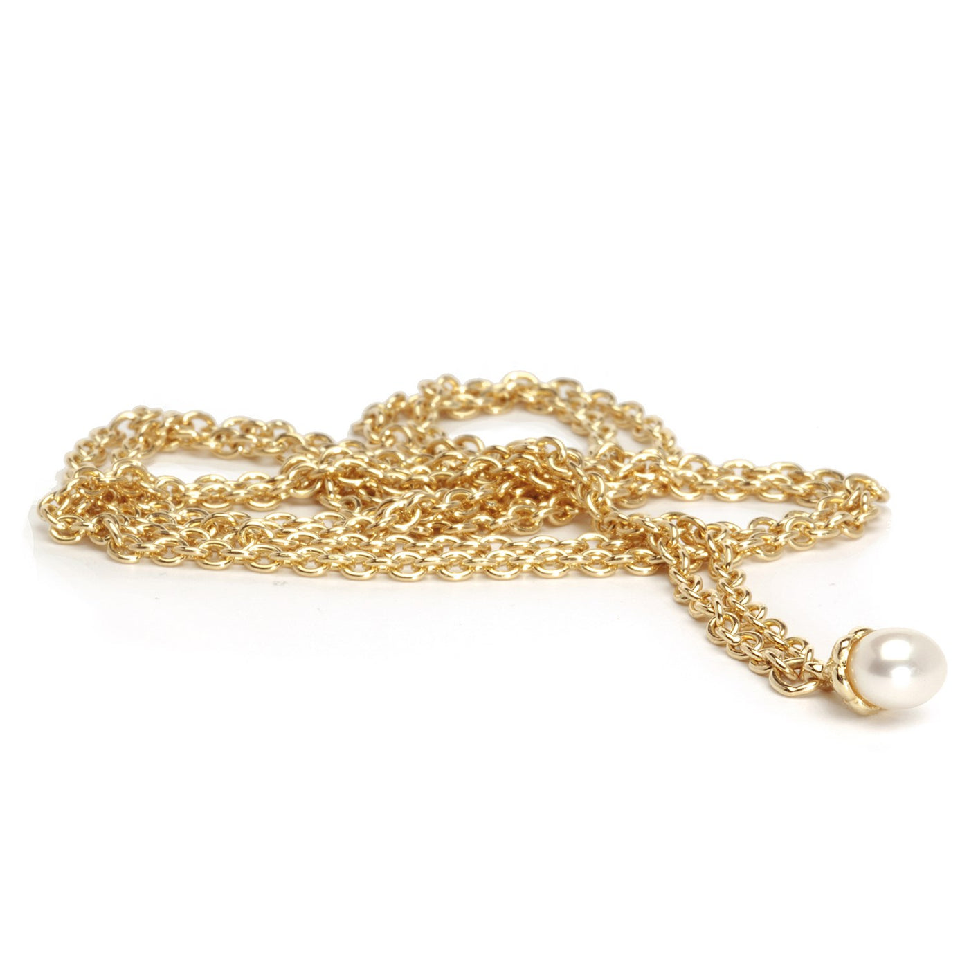 Fantasi halskæde i guld med hvid ferskvandsperle, der har en fin kæde lavet af 18 karat guld og et betagende perlevedhæng, der tilføjer et strejf af raffinement til ethvert outfit.