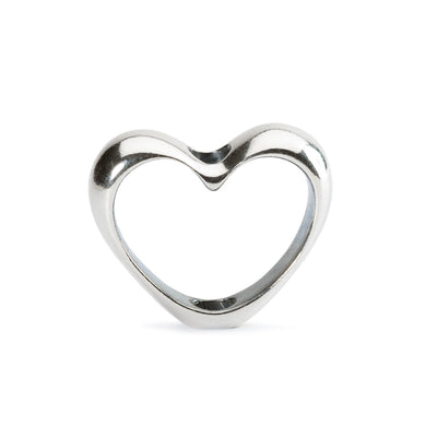 I dit Hjerte vedhæng - Et smukt smykke med hjerte-design, lavet i sølv. Perfekt til at tilføje et strejf af elegance til enhvert outfit.