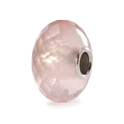 Rosakvarts kugle med en fantastisk, gennemsigtig rosakvarts ædelsten og sølvkerne, perfekt til at tilføje et strejf af kærlighed og fred til dine Trollbeads-smykker.