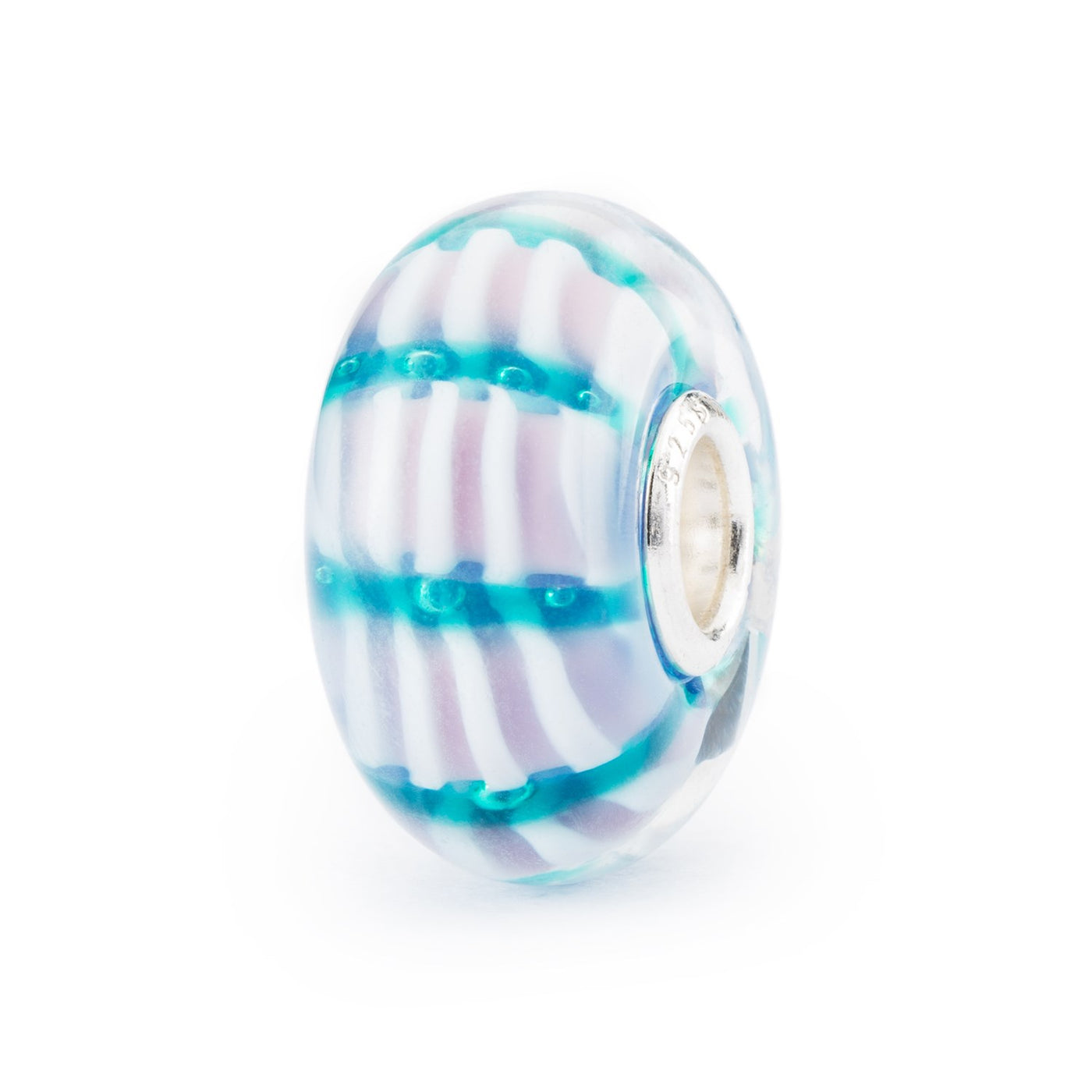 En charmerende glaskugle med blå bånd med knopper, der strækker sig hen over striber i hvidt og lyselilla indeni.