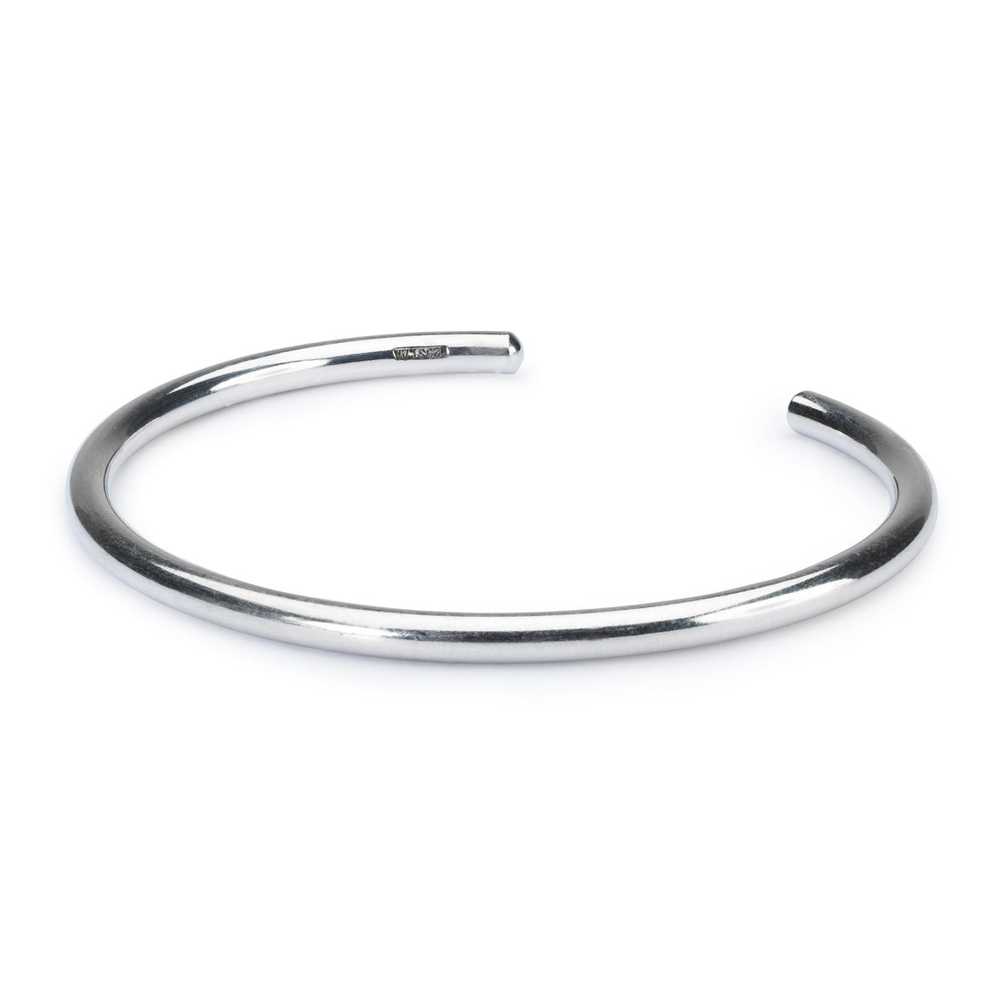 Sølv armring tilbyder en klassisk og elegant base til dit Trollbeads armbånd.