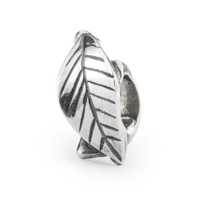 Frisk start kugle sølv med et fint blad-design, der symboliserer nye begyndelser og vækst, til dit Trollbeads armbånd.