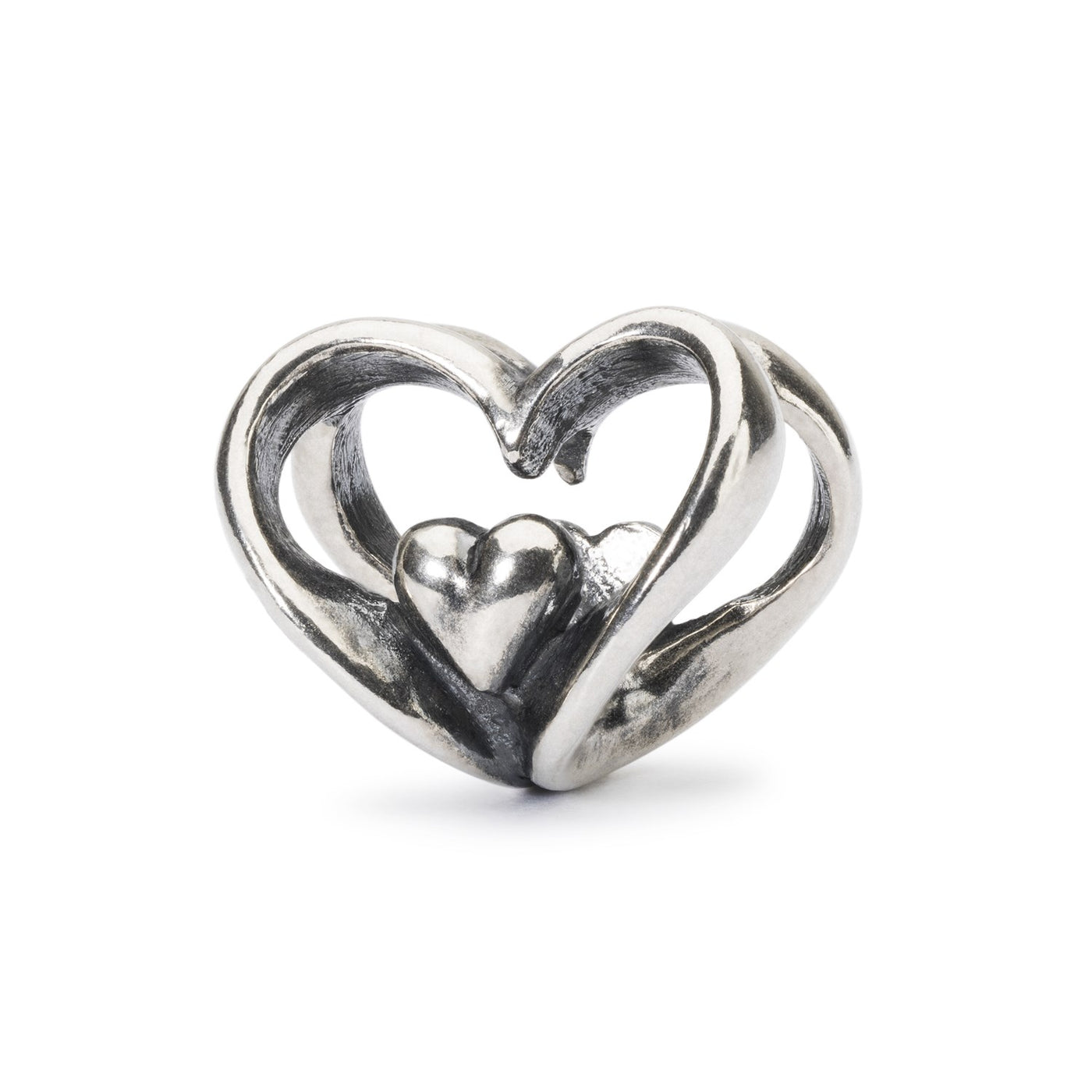 Kugle lavet udelukkende af sølv med to sammenlåste hjerter, der har mindre hjerter indeni. Symboliserer kærlighed og forbindelse.
