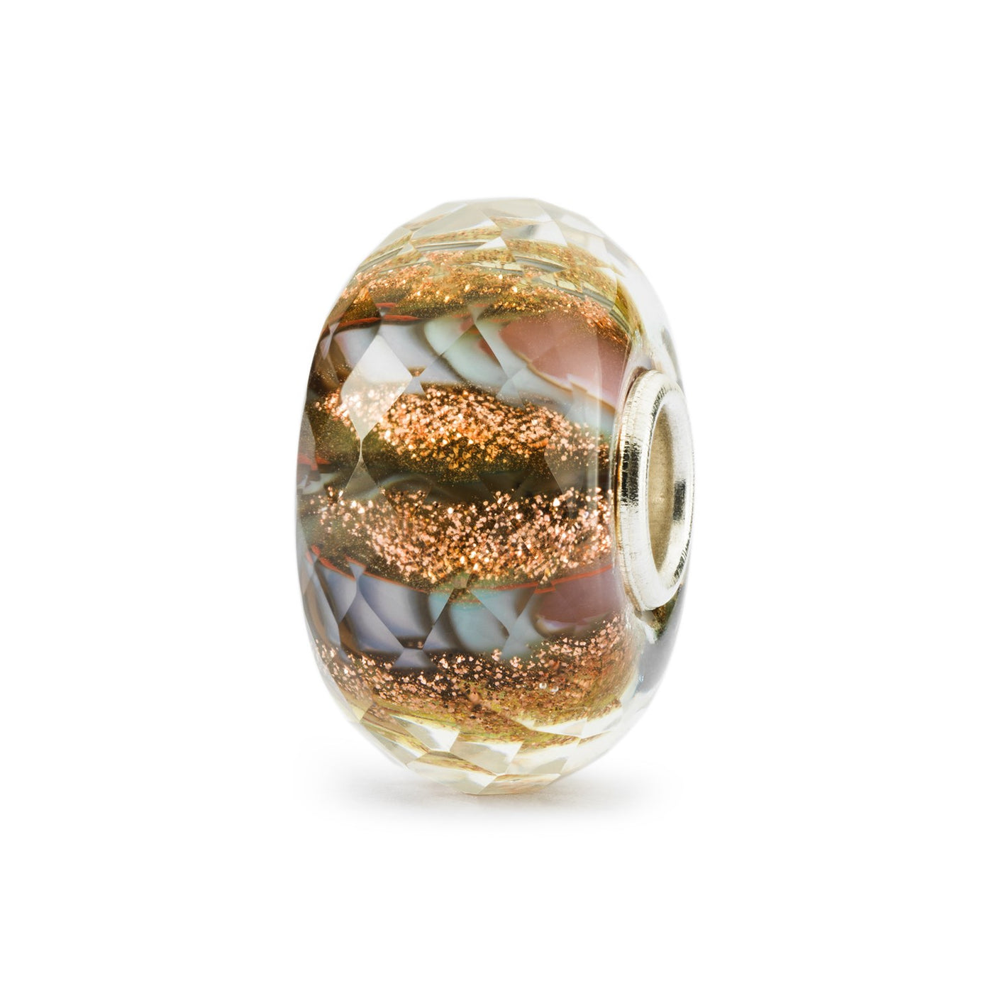 Sol & Jord kugle er lavet af glas med en sølvkerne og indeholder en facetteret overflade i orange og brune farver med spor af glimmer.