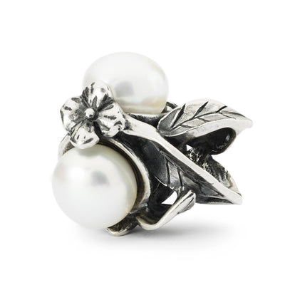 Stille skønhed sølvkugle med hvid perle der har et delikat blomsterdesign, der symboliserer fred og ro.